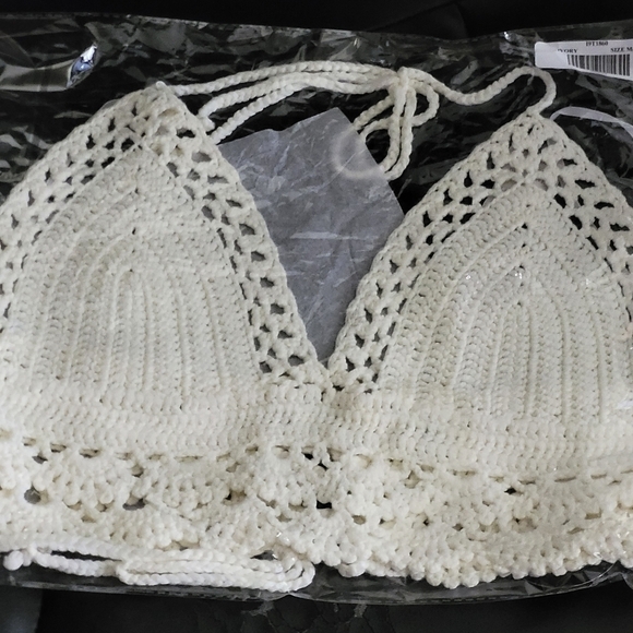 NWT Lulu's LET'S RUN AWAY IVORY CROCHET HALTER CROP TOP Medium Large - Picture 5 of 7